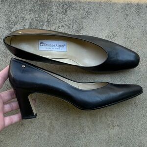 Vintage Etienne Aigner black leather chunky heels in size 9 narrow